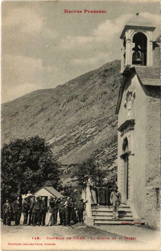 Carte postale ancienne Chapelle de Heas - La Sortie de la Messe