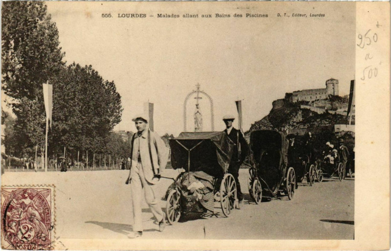 Carte postale ancienne Lourdes - Malades allant aux Bains des Piscines à Lourdes