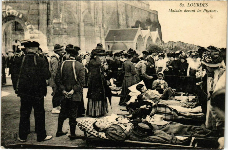 Carte postale ancienne Lourdes, Malades devant les Piscines à Lourdes