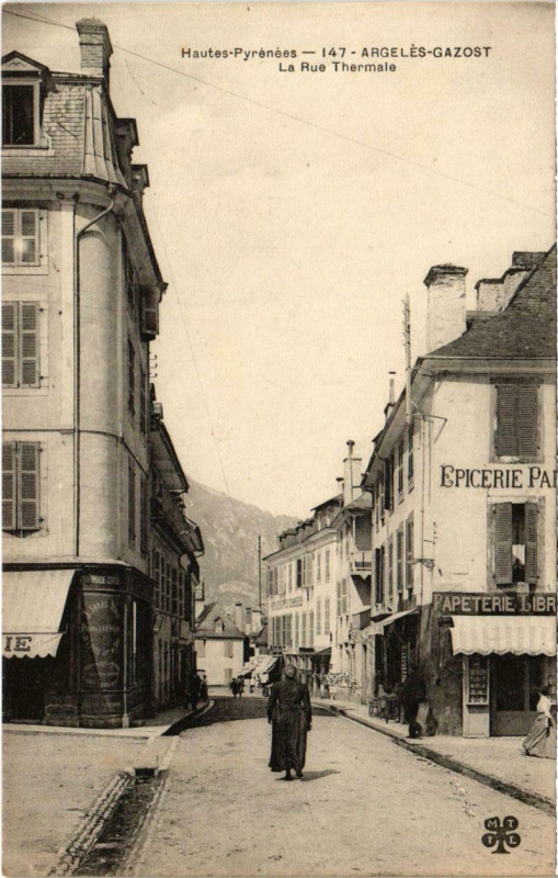 Carte postale ancienne Hautes-Pyrénées - 147- Argeles-Gazost La Rue Thermale à Argelès-Gazost