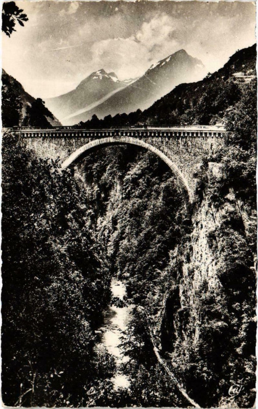 Carte postale ancienne Saint-Sauveur Le pOnt Napoléon