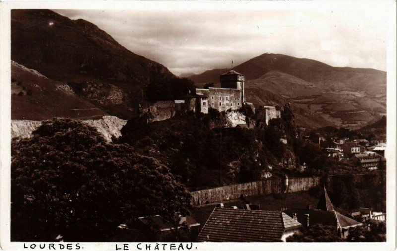 Carte postale ancienne Lourdes. La Chateau à Lourdes