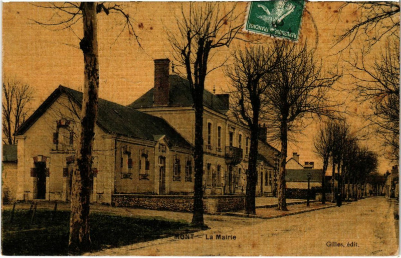 Carte postale ancienne Mont - La Mairie à Mont