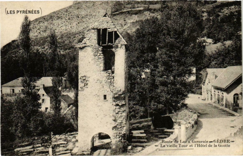 Carte postale ancienne Gedre - Route de Luz a Gavarnie La vieille Tour et l'Hotel de à Uz