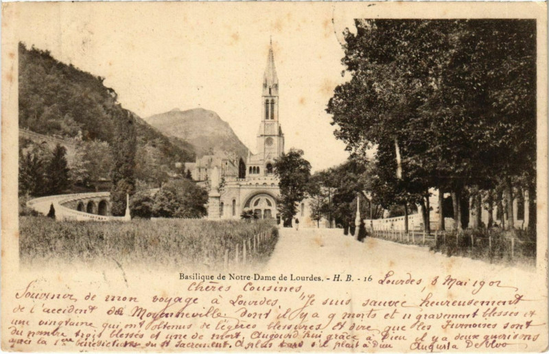 Carte postale ancienne Basilique de Notre dame de Lourdes à Lourdes