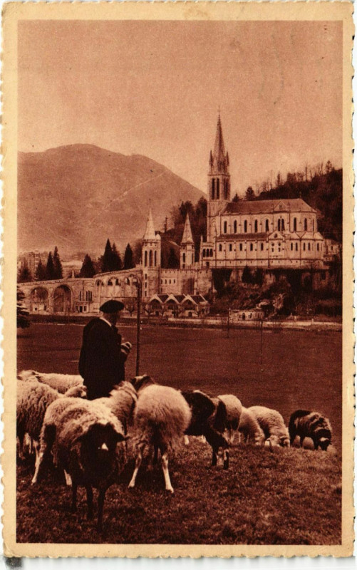 Carte postale ancienne Lourdes La Basilique à Lourdes