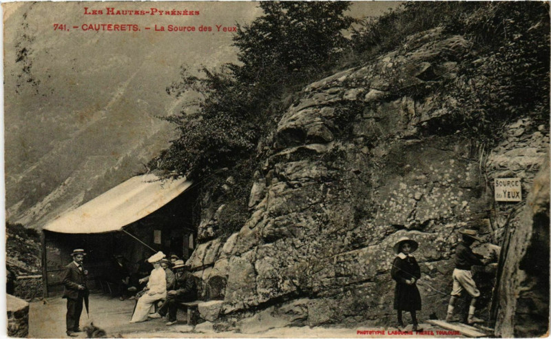 Carte postale ancienne Cauterets La Source des Yeux à Cauterets
