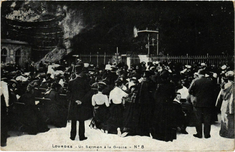 Carte postale ancienne Lourdes Un Sermon a la Grotte à Lourdes