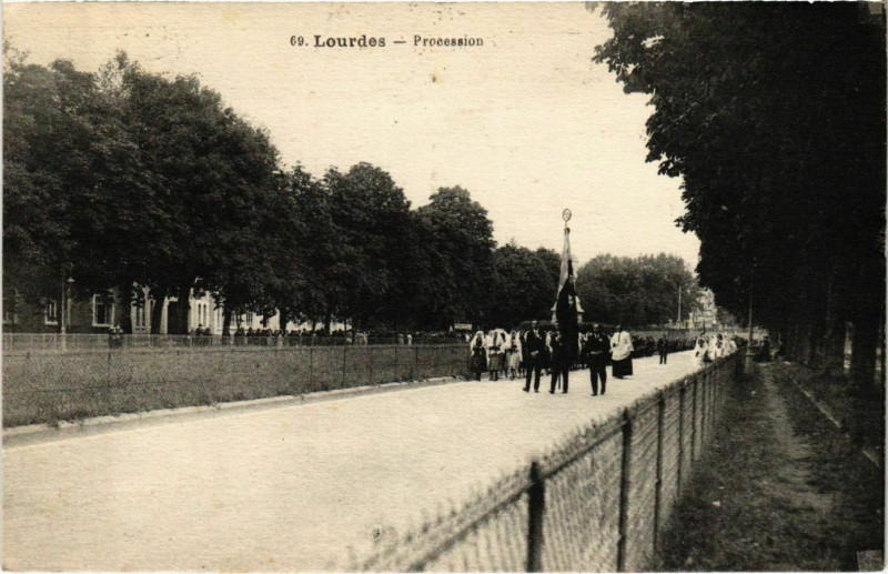 Carte postale ancienne Lourdes Procession à Lourdes