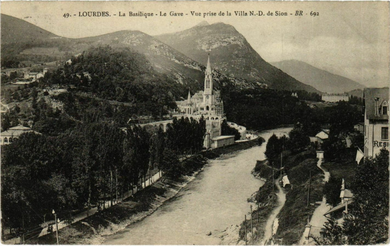 Carte postale ancienne Lourdes La Basilique Le Gave à Lourdes