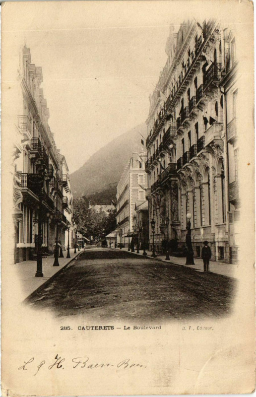 Carte postale ancienne Cauterets Le Boulevard à Cauterets