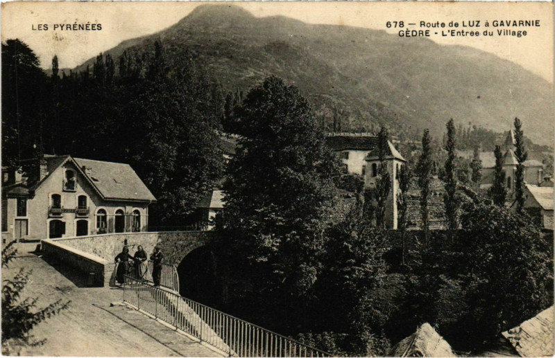 Carte postale ancienne Gédre L'Entrée du Village