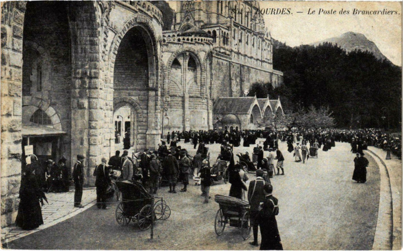 Carte postale ancienne Lourdes Le Poste des Brancardiers à Lourdes
