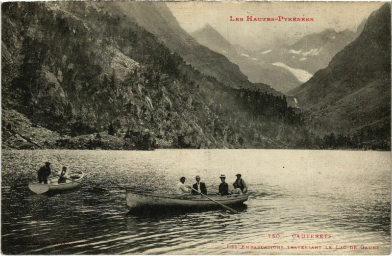 Carte postale ancienne Cauterets Les Embarcations traversant à Cauterets