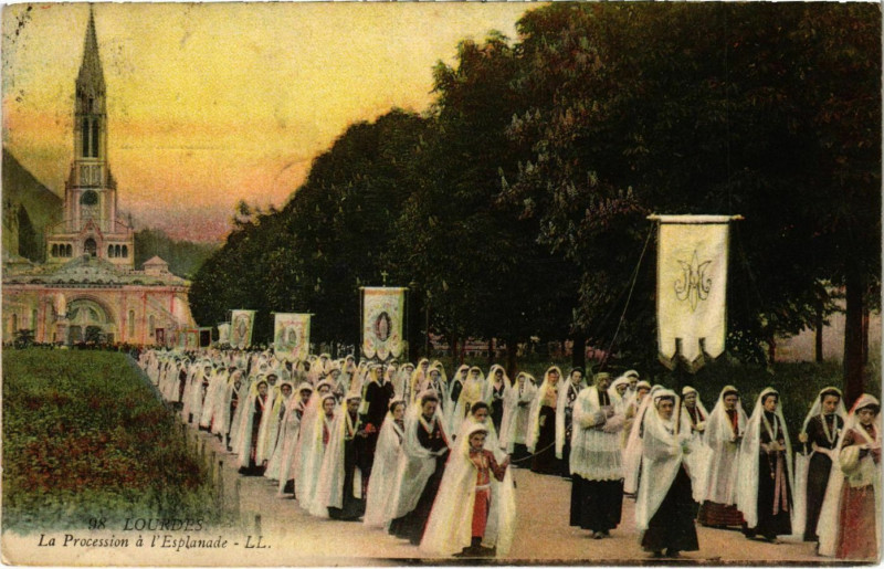 Carte postale ancienne Lourdes La Procession a l'Esplanade à Lourdes