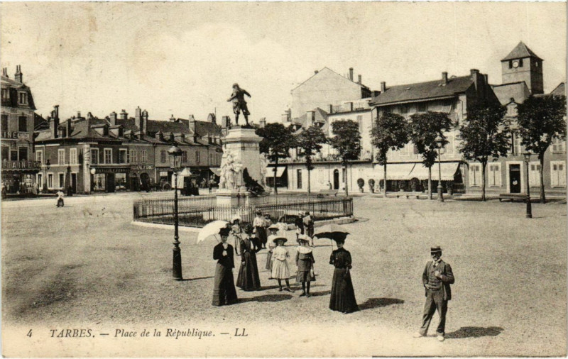 Carte postale ancienne Tarbes Place de la République à Tarbes