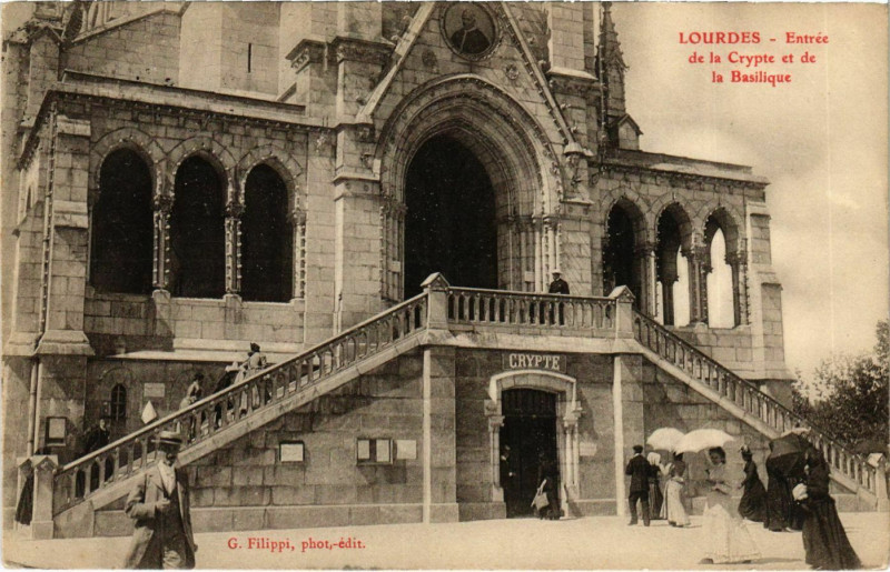 Carte postale ancienne Lourdes Entrée de la Crypte et Basilique à Lourdes