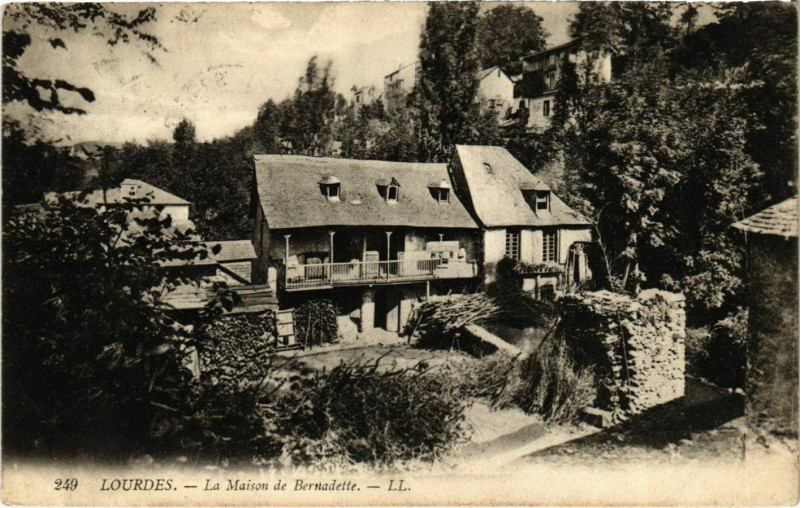 Carte postale ancienne Lourdes La Maison de Bernadette à Lourdes