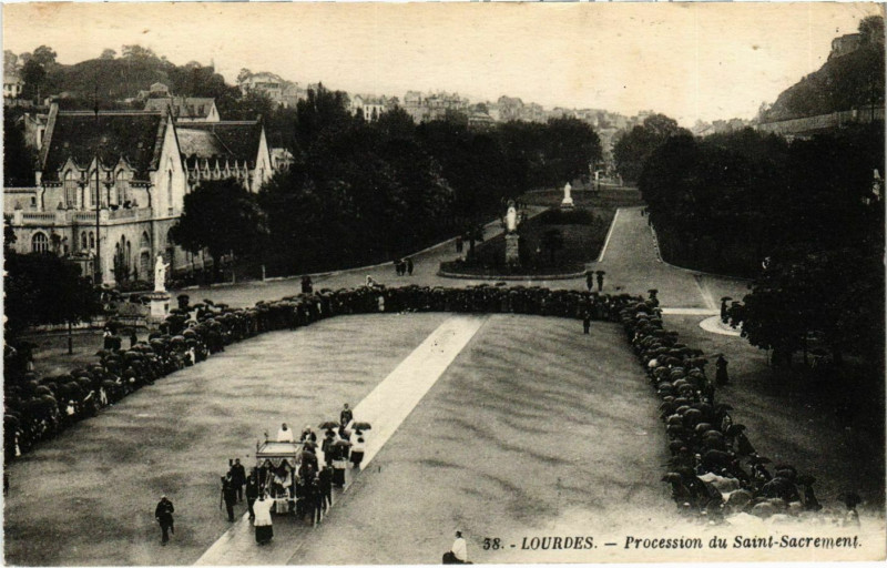 Carte postale ancienne Lourdes Procession du St. Sacrement à Lourdes