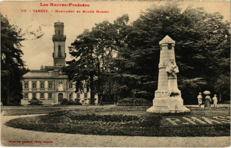 Carte postale ancienne Tarbes Monument et Musée Massey à Tarbes