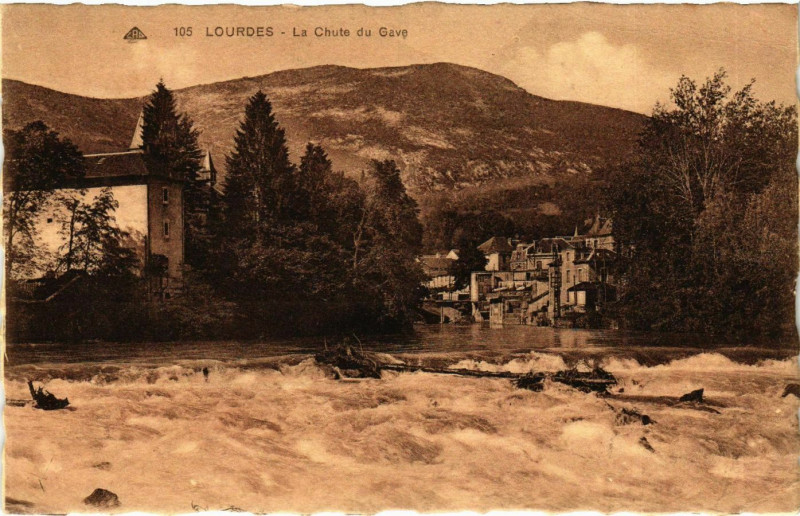 Carte postale ancienne Lourdes La Chute du Gave à Lourdes