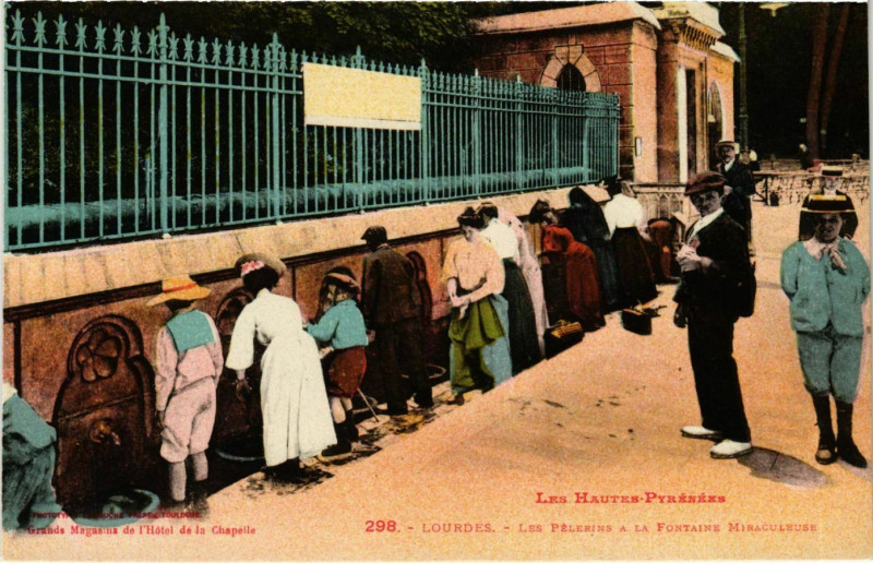 Carte postale ancienne Lourdes Les Pélerins a la Fontaine Miracule à Lourdes