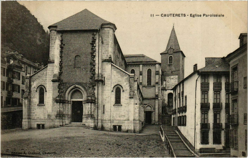 Carte postale ancienne Cauterets Eglise Peroissale à Cauterets