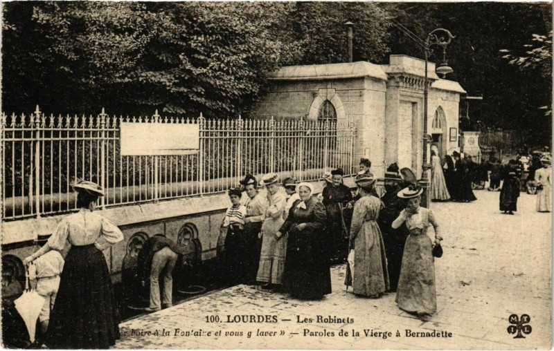 Carte postale ancienne Lourdes Les Robinets à Lourdes