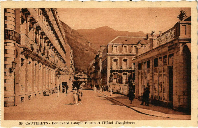 Carte postale ancienne Cauterets Boulevard Latapiie Flurin à Cauterets