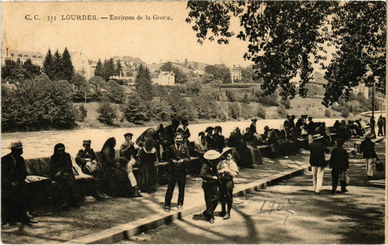 Carte postale ancienne Lourdes La Grotte à Lourdes