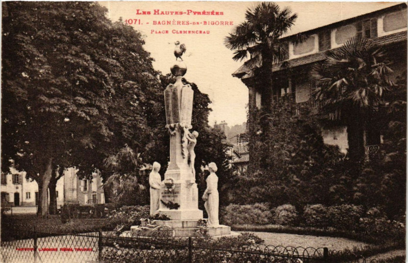 Carte postale ancienne Les Hautes-Pyrénées - Bagneres-de-Bigorre - Place Clemenceau à Bagnères-de-Bigorre