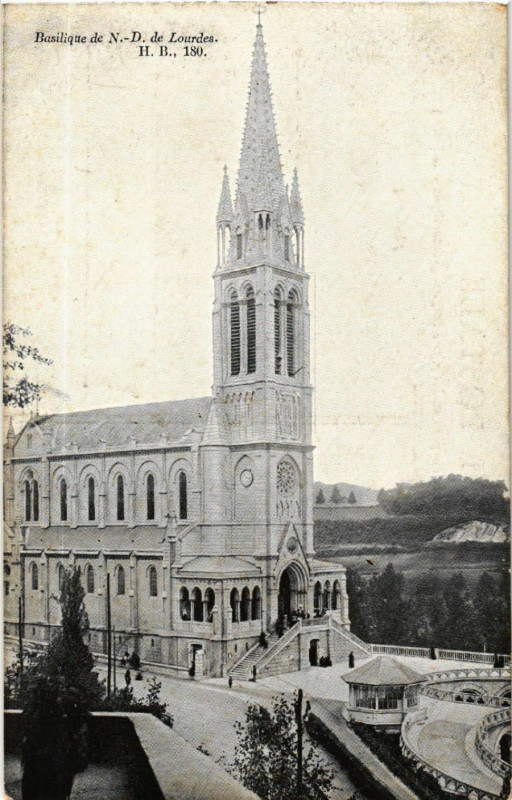 Carte postale ancienne Basilique de N.-D. de Lourdes à Lourdes