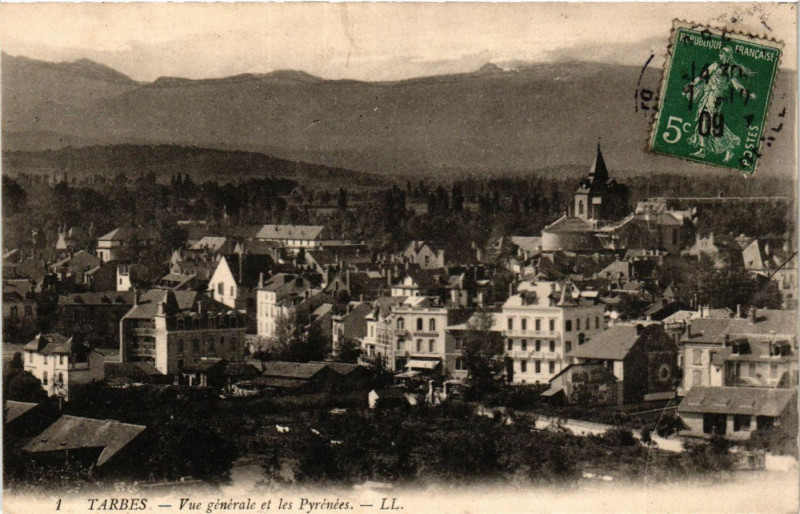 Carte postale ancienne Tarbes Vue générale et les Pyrenées à Tarbes