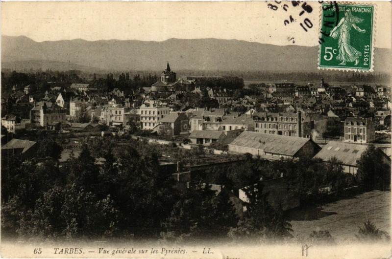 Carte postale ancienne Tarbes Vue générale et les Pyrenées à Tarbes