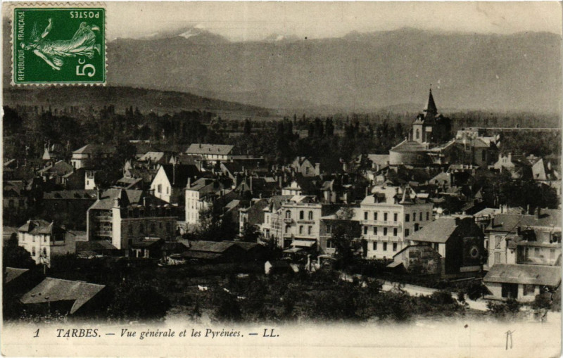 Carte postale ancienne Tarbes Vue générale et les Pyrenées à Tarbes