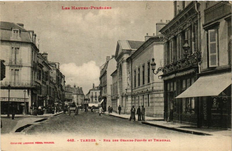 Carte postale ancienne Tarbes Rue des Grands Fosses et Tribunal à Tarbes