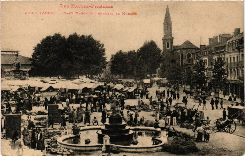 Carte postale ancienne Tarbes Place Marcadieu pendant le Marché à Tarbes