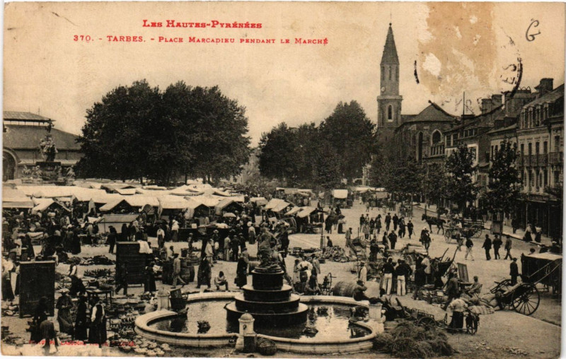 Carte postale ancienne Tarbes place Marcadieu pendant le Marché à Tarbes