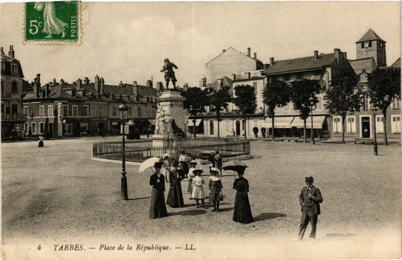 Carte postale ancienne Tarbes Place de la Republique à Tarbes