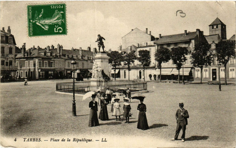 Carte postale ancienne Tarbes Place de a Republique à Tarbes