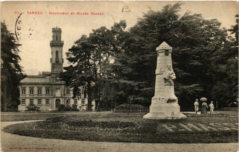 Carte postale ancienne Tarbes Monument et Musée Massey à Tarbes