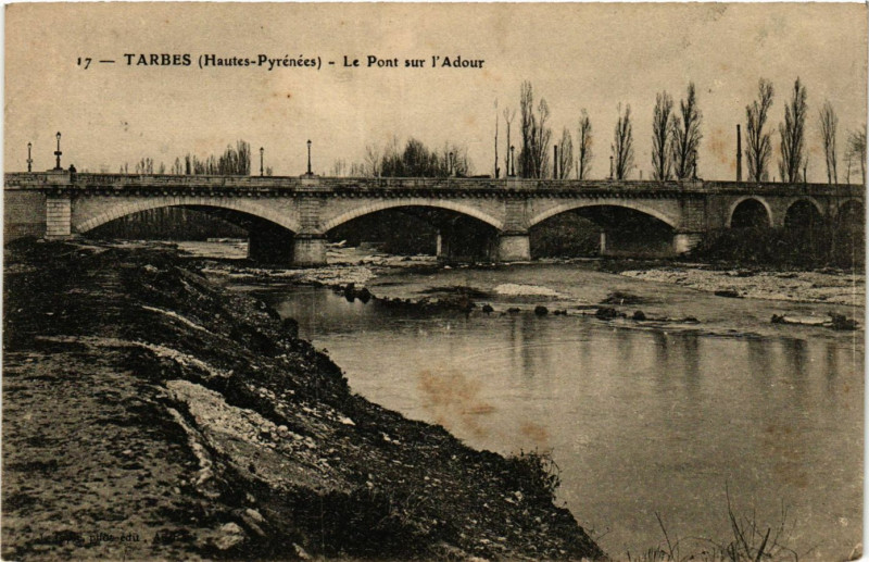 Carte postale ancienne Tarbes Le Pont sur l'Adour à Tarbes
