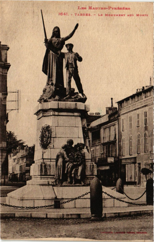 Carte postale ancienne Tarbes Le Monument aux Morts à Tarbes