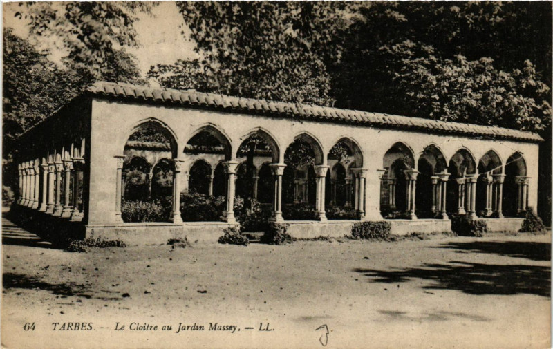 Carte postale ancienne Tarbes Le Cloitre au Jardin Massey à Tarbes