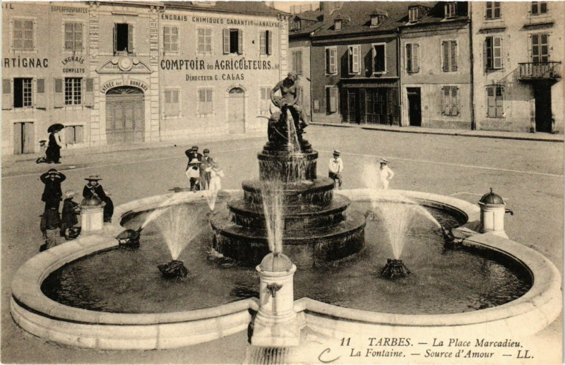 Carte postale ancienne Tarbes La Place Marcadieu-La Fontaine-Source d'Amour à Tarbes