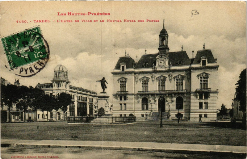 Carte postale ancienne Tarbes L'Hotel de Ville et le Nouvel Hotel des Postes à Tarbes