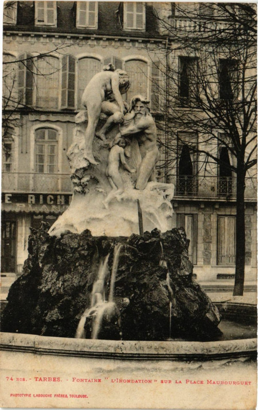 Carte postale ancienne Tarbes Fontaine l'Inondation sur la Place Maubourguet à Tarbes