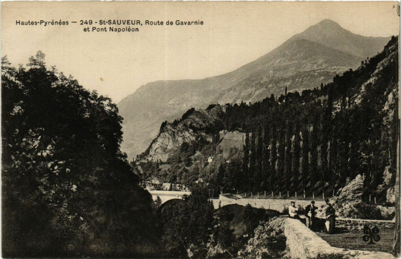 Carte postale ancienne Saint-Sauveur Route de Gavarnie et Pont Napoleon