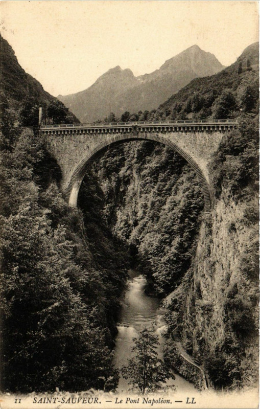 Carte postale ancienne Saint-Sauveur Le Pont Napoleon