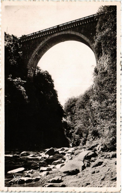 Carte postale ancienne Saint-Sauveur Le Pont Napoleon